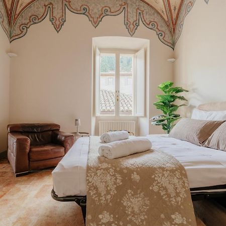 Sotto Gli Affreschi Del 1800 Con Colazione Inclusa Assisi Bagian luar foto