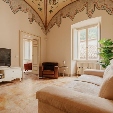 Sotto Gli Affreschi Del 1800 Con Colazione Inclusa Assisi Bagian luar foto
