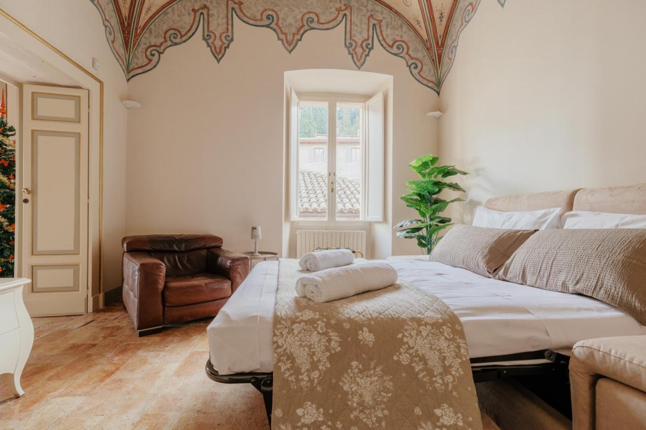 Sotto Gli Affreschi Del 1800 Con Colazione Inclusa Assisi Bagian luar foto