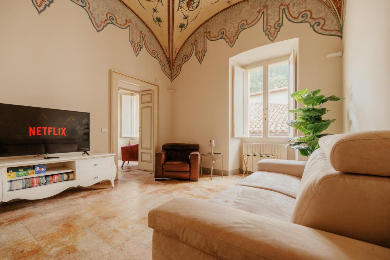 Sotto Gli Affreschi Del 1800 Con Colazione Inclusa Assisi Bagian luar foto