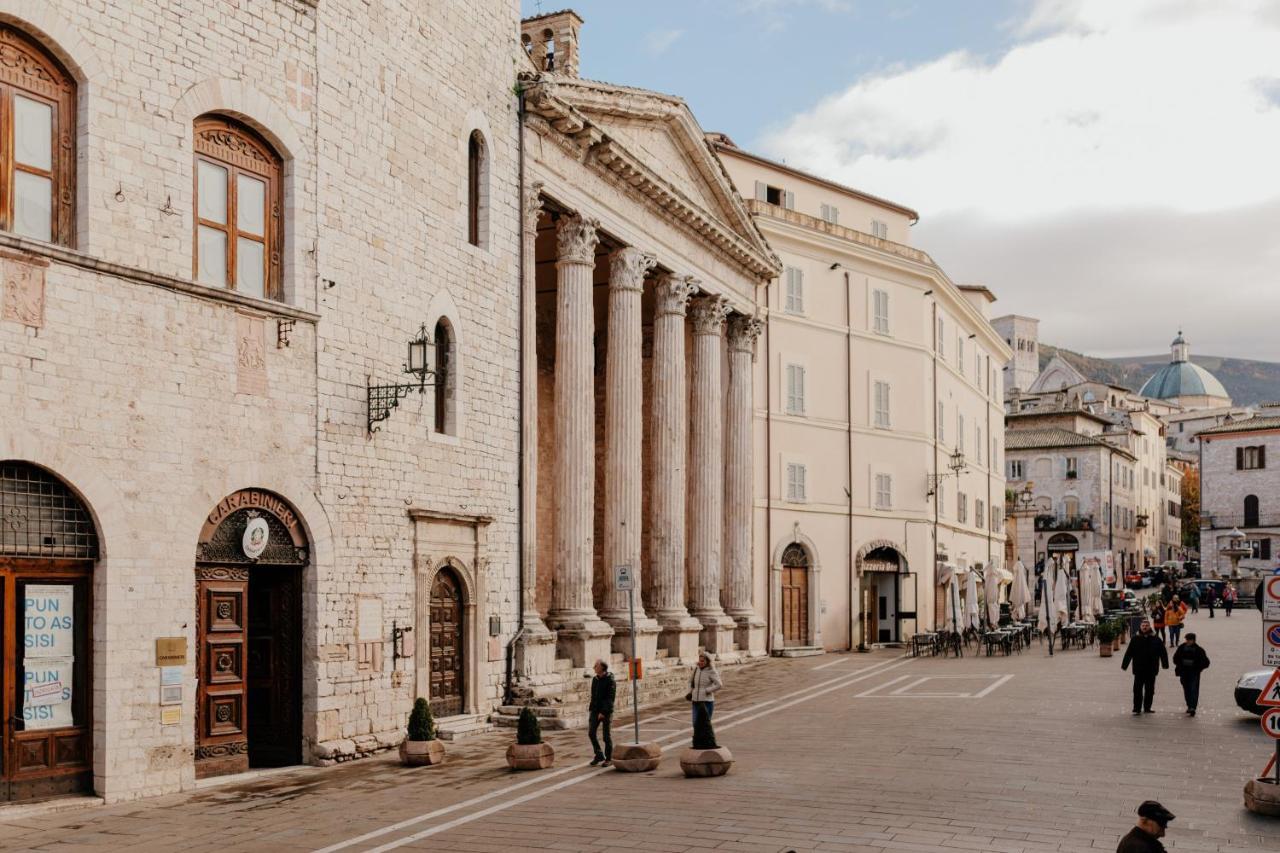 Sotto Gli Affreschi Del 1800 Con Colazione Inclusa Assisi Bagian luar foto