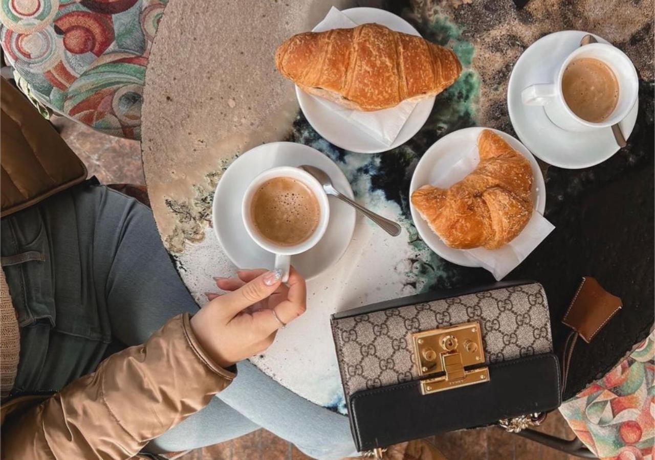 Sotto Gli Affreschi Del 1800 Con Colazione Inclusa Assisi Bagian luar foto